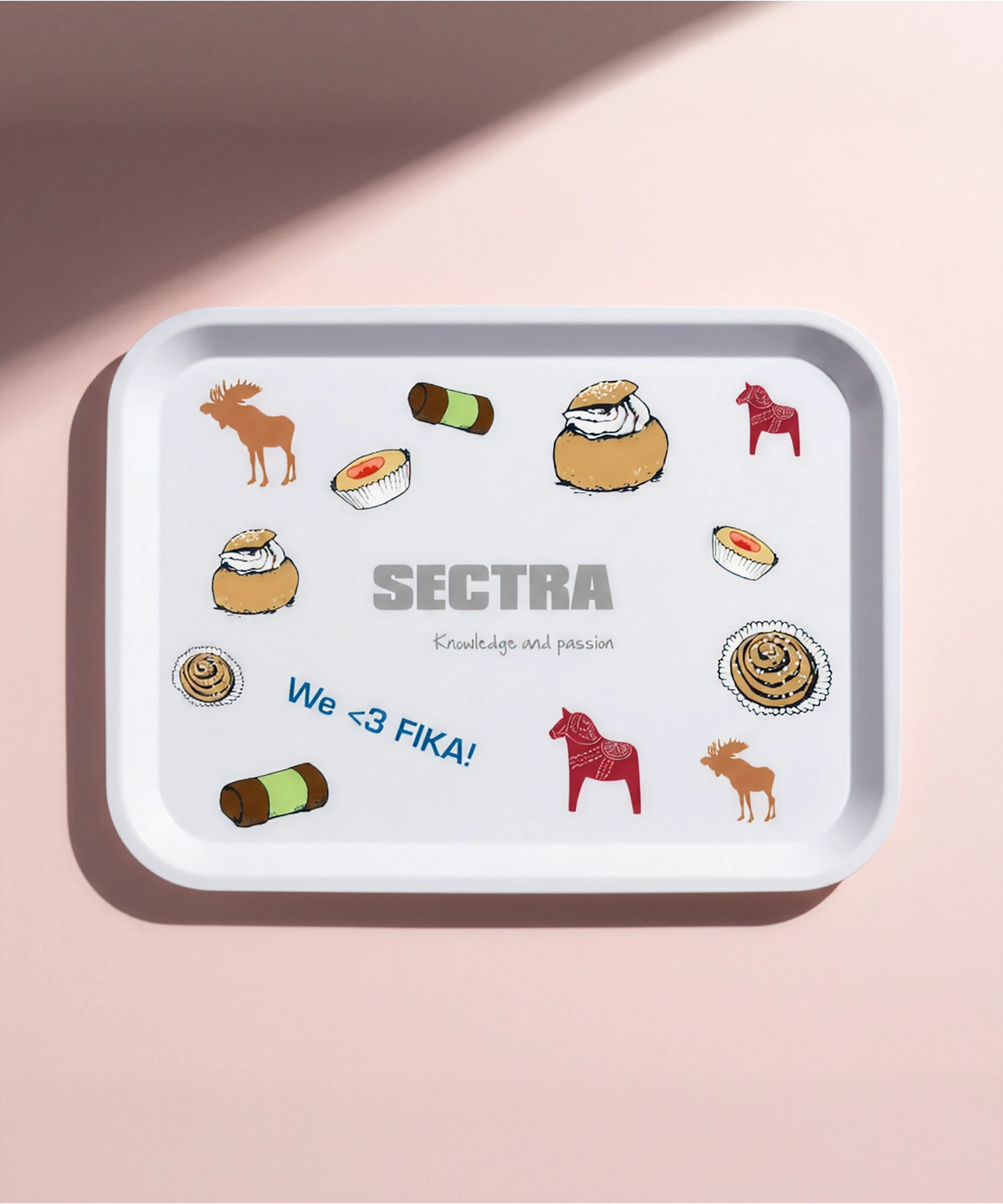 Vit bricka med svenska illustrationer och Sectra-logotypen.