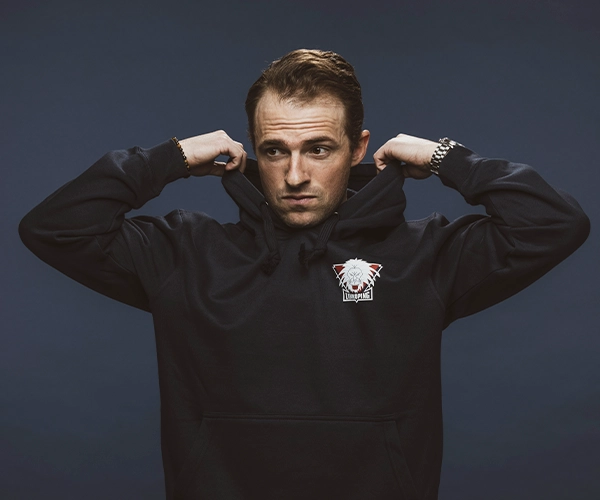 Man i svart huvtröja med Linköping Hockeys logotyp (bröst)